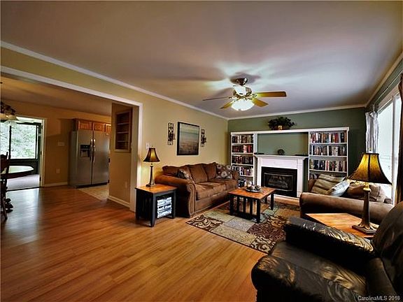 Like new laminate flooring in living and dining rooms