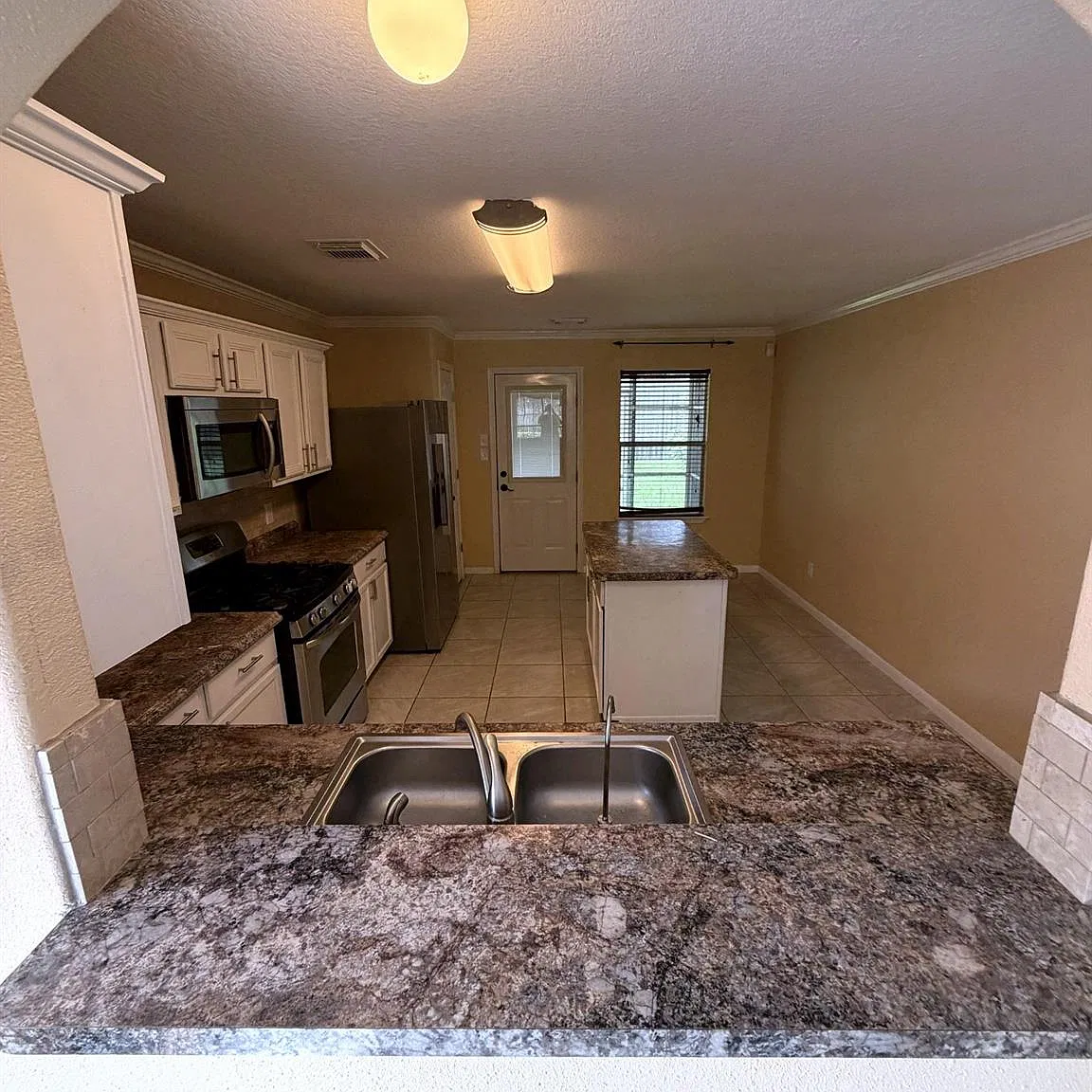 5 bed, 3.5 bath, 2667 sqft, $2,800 — Photo 4