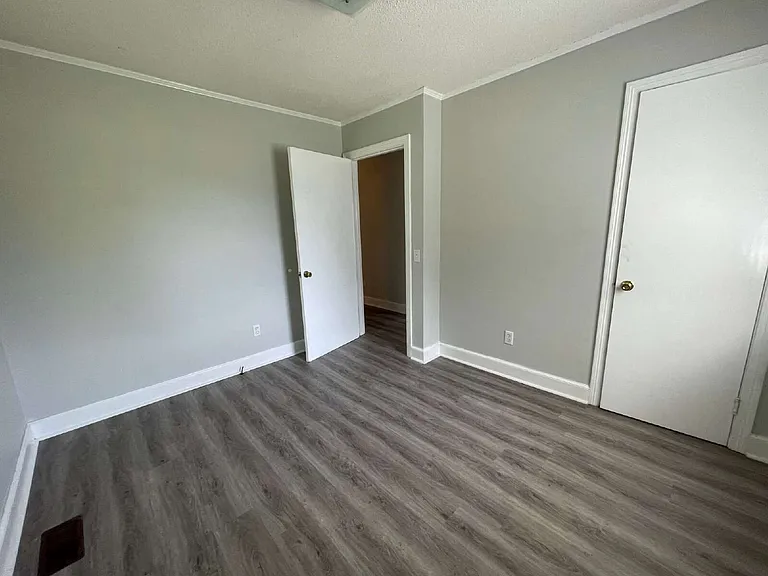 204 E James St — Photo 22