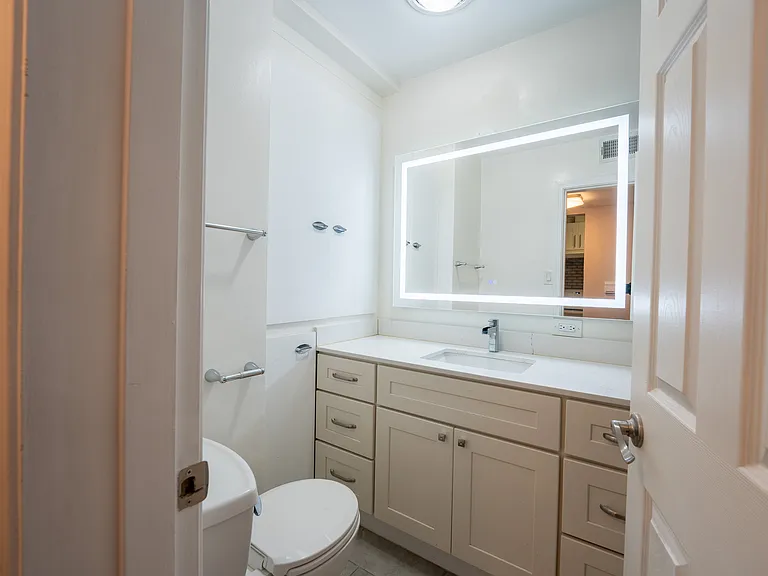 Bellevue Towers Apartments — Photo 18