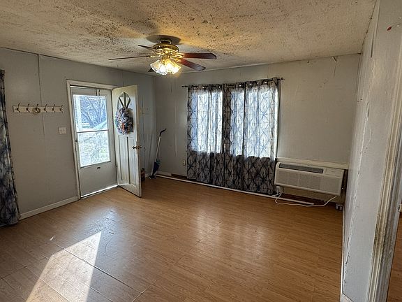 3rd image of 212 College St N