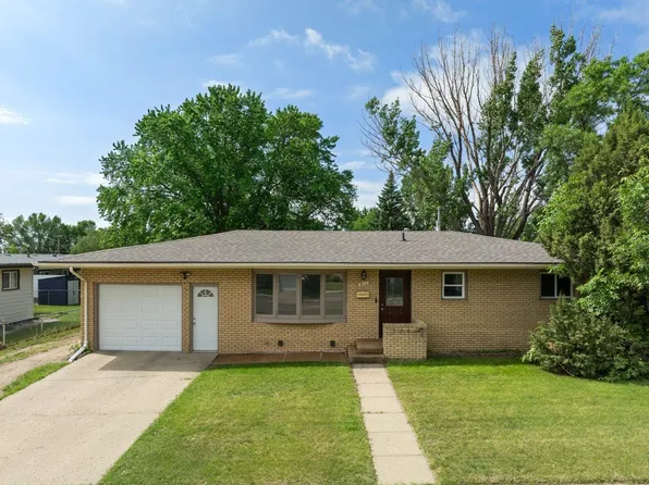 411 16th Ave SW, Minot, ND 58701