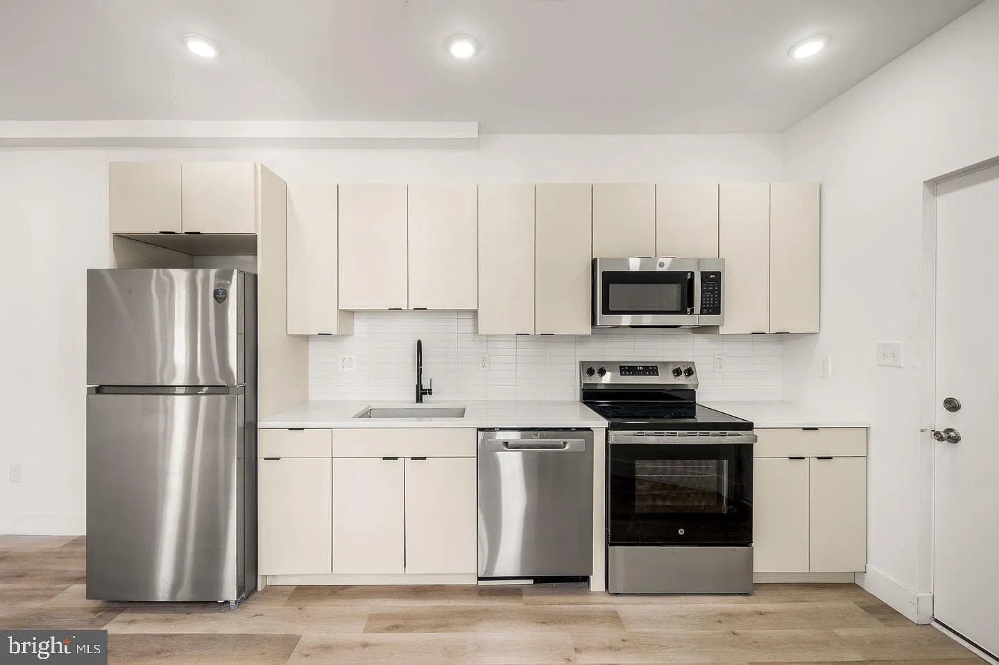 1 bed, 1.0 bath, 784 sqft, $1,395 — Photo 1