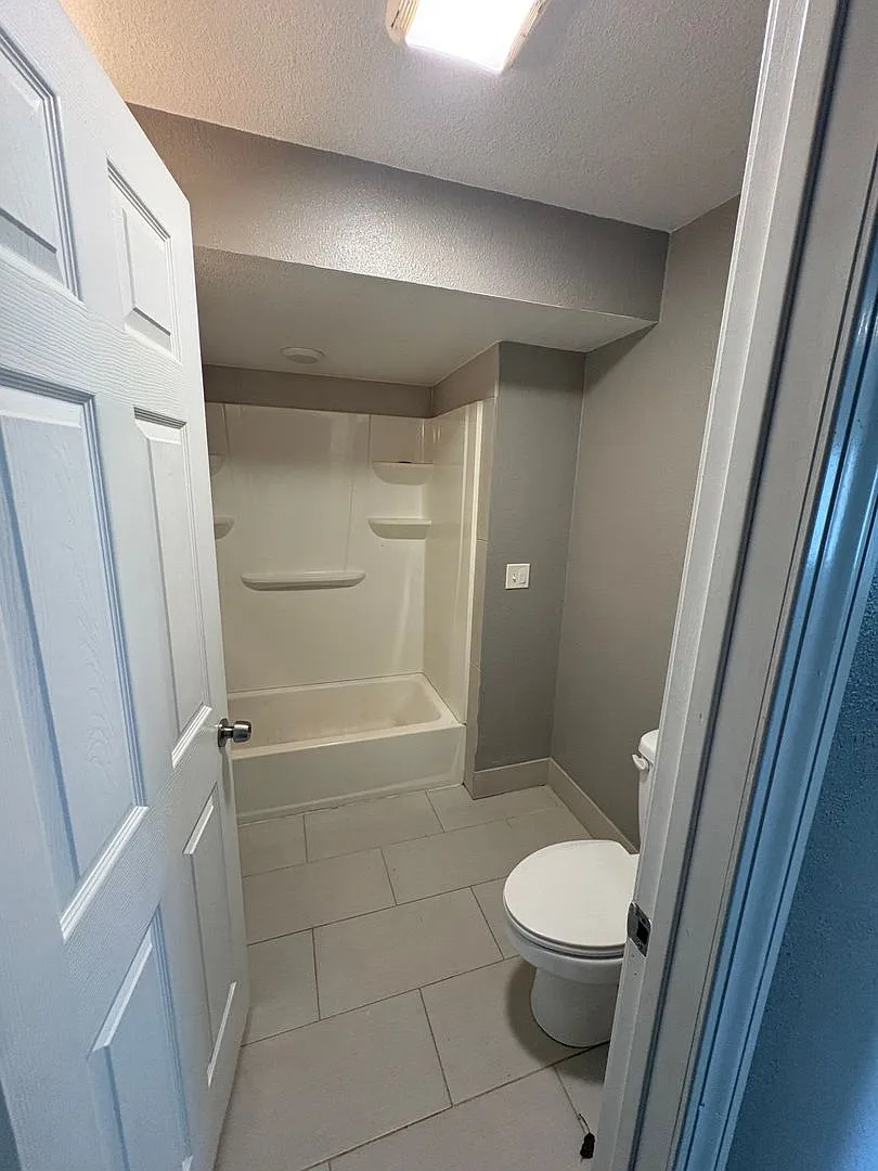 Clean 2 bedroom 1 bath With Tall Ceilings — Photo 3