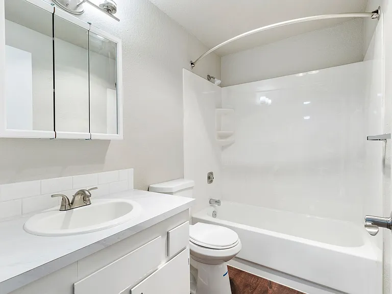 Woodridge Apartments — Photo 18