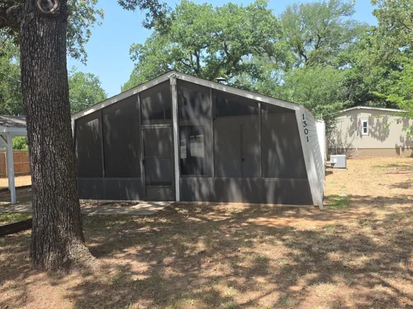 1301 Pelican Cir, Azle, TX 76020