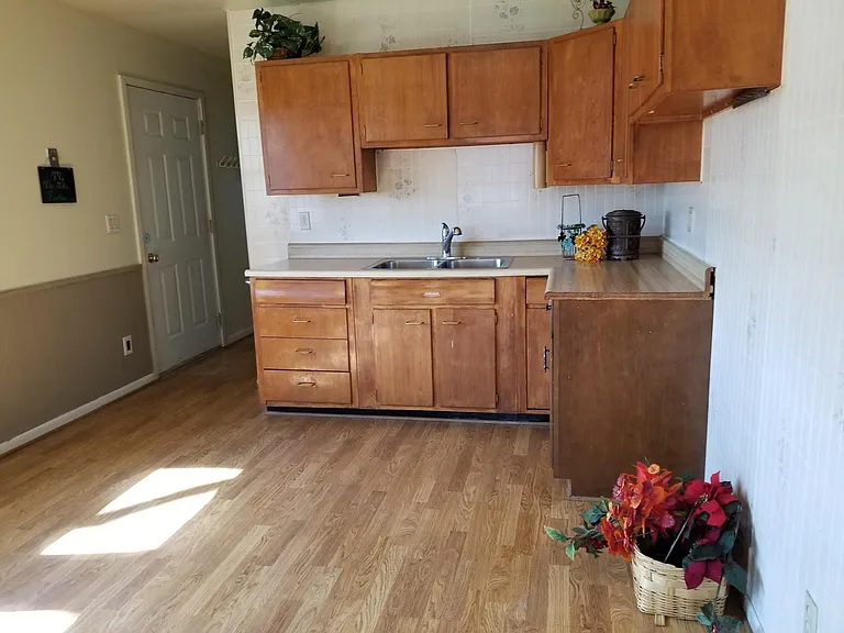 Spacious eat-in kitchen