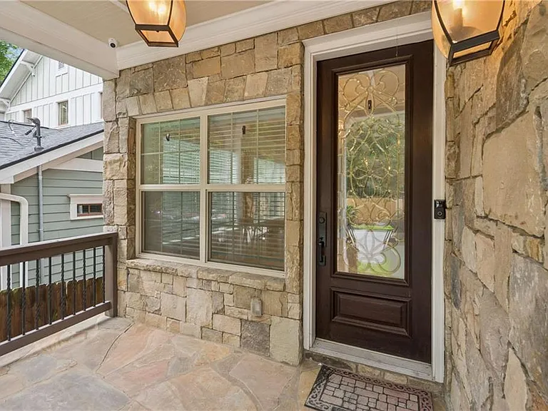 374 Clifton Rd NE — Photo 4