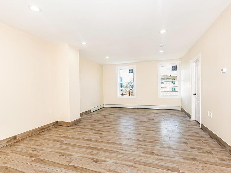 2nd image of 865 Morris Park Ave #2