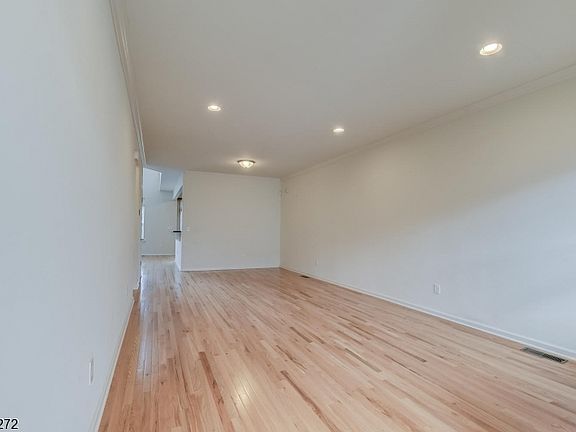 4th image of 16 Tudor Dr