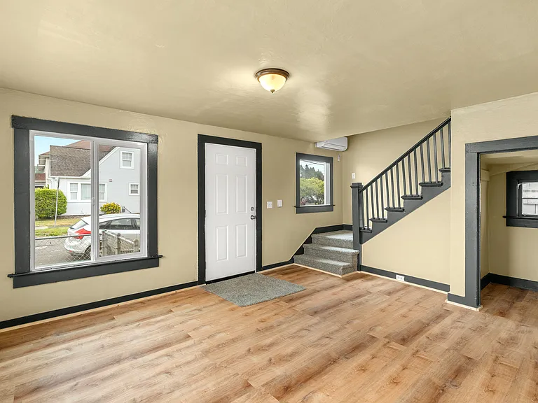 121 N D St — Photo 5