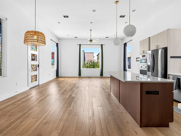 6105 Florencia Ln — Photo 3