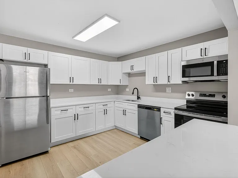 Lakeside Village Apartments — Photo 55