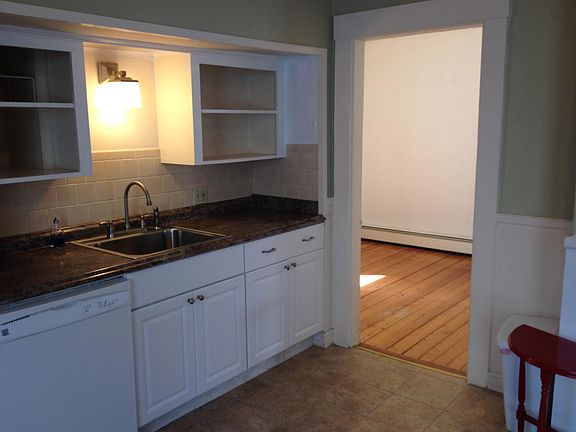 Kitchen w/ dishwasher