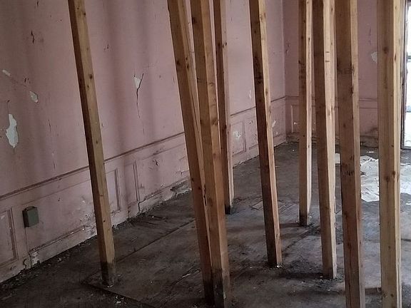 2nd image of 884 E 12th St #F1x