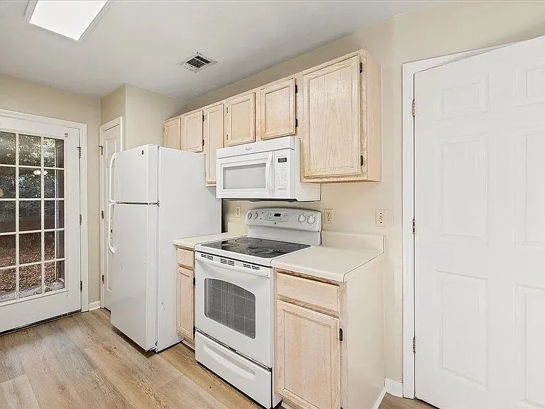 1346 Hancock St #B — Photo 7