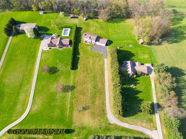 91 Green Manor Dr, Butler, PA 16002