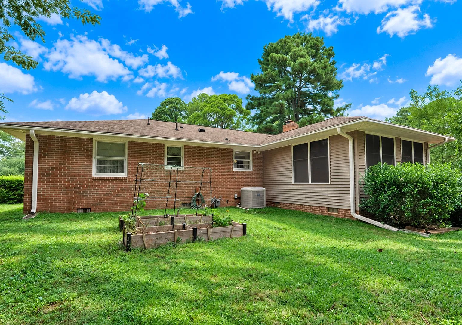 3 Bed 2 Bath brick Rancher w/ 1 car Garage and 1 Detached Garage — Photo 2