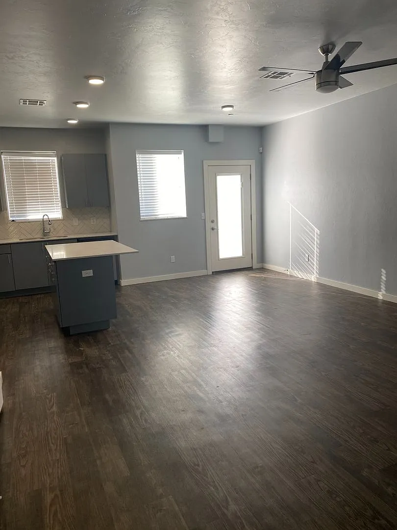 3 bedroom, 2.5 bathroom, 1 car garage — Photo 3