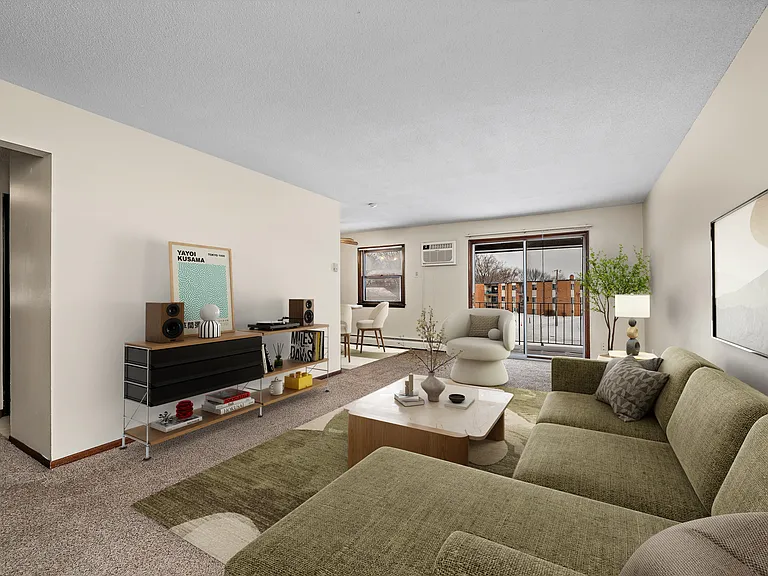 Kings Manor Apartments — Photo 2