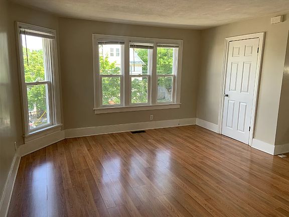 4th image of 108 Carrier St NE #1