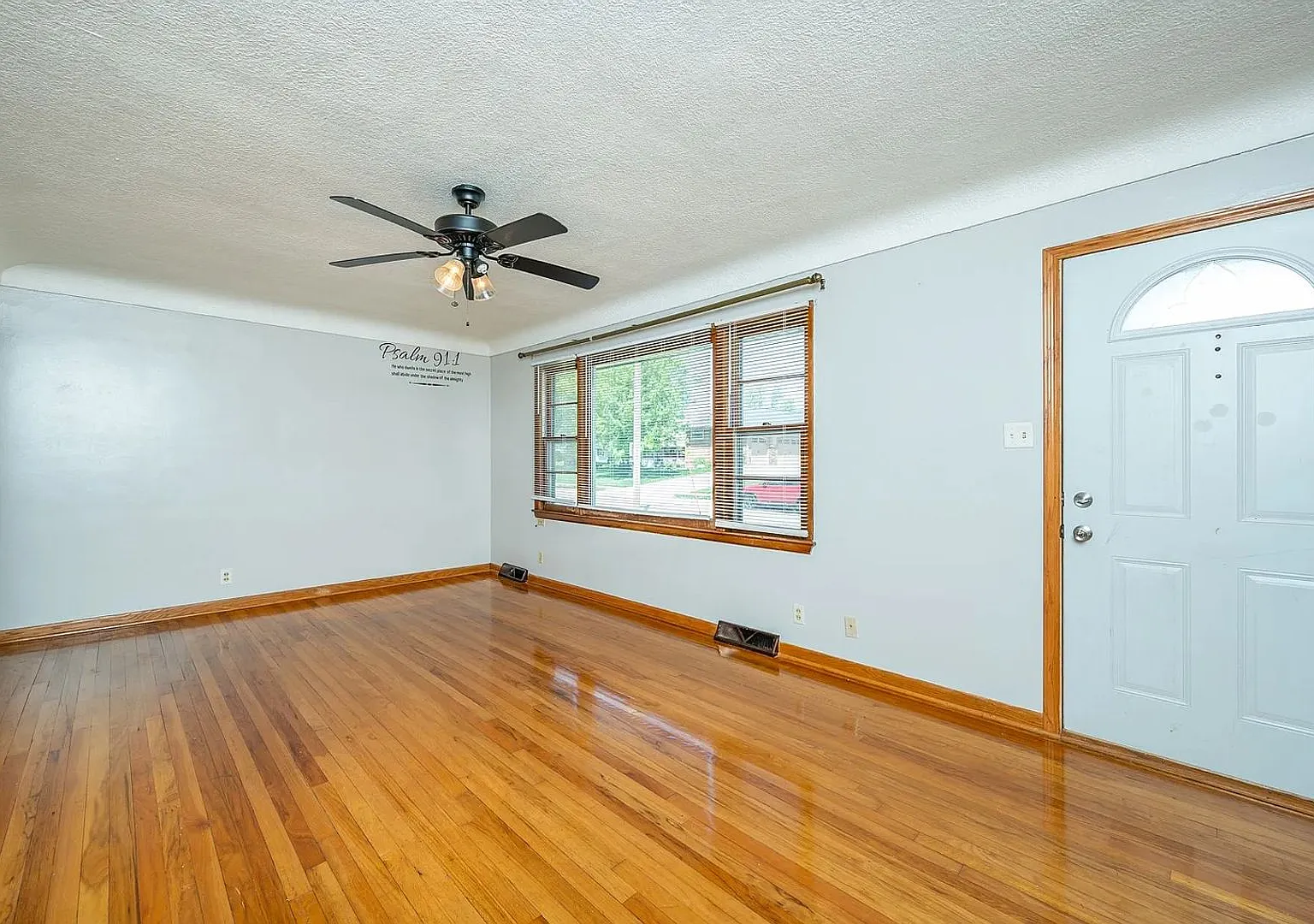 Move-In Special! Gorgeous Hardwood Floors! 3-Bed Home! — Photo 3