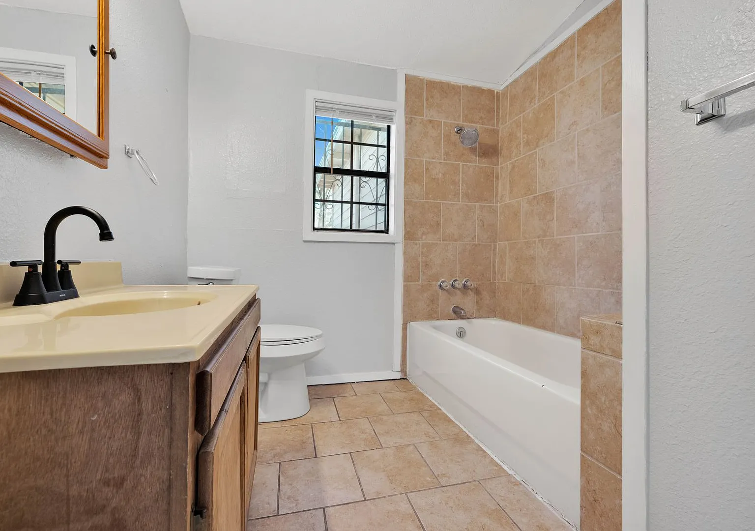 Duplex for Rent in the Heart of SA! — Photo 4