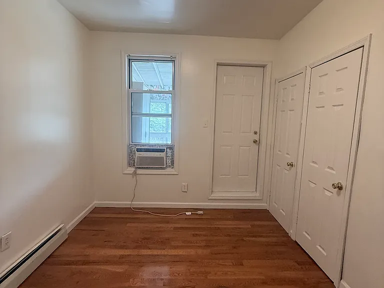 1433 Saint Lawrence Ave — Photo 12