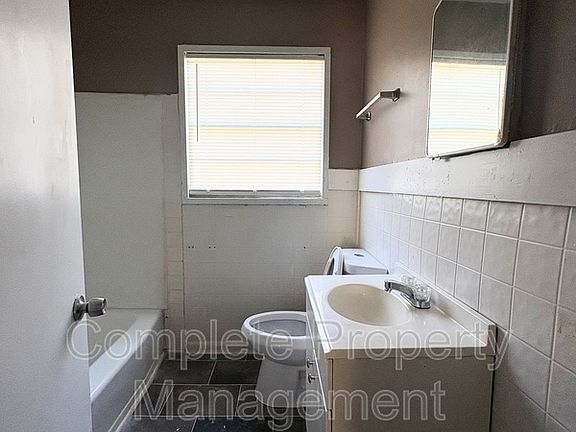 5th image of 1252 18th Pl SW