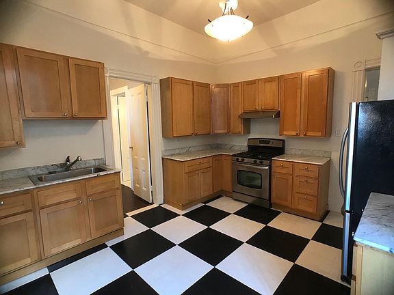 3rd image of 880A Haight St