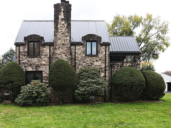 2nd image of 27 Oakwood Sq