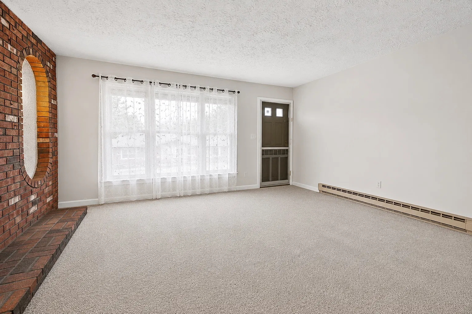 3 bed, 1200 sqft, $2,100 — Photo 3