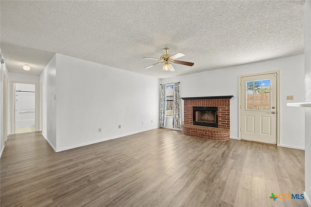 3 bed, 2.0 bath, 1110 sqft, $1,400 — Photo 3