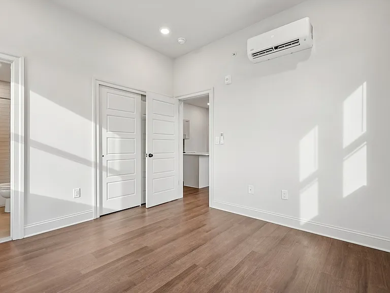 472 Roxborough Ave — Photo 17