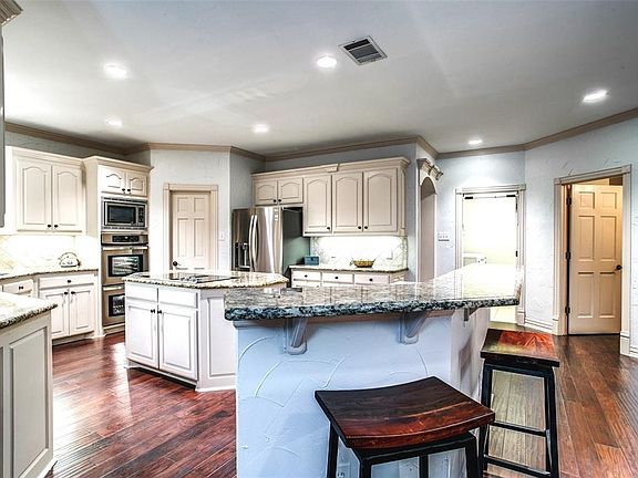 5th image of 1065 Highland Oaks Dr