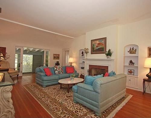 4th image of 635 NE 105th St