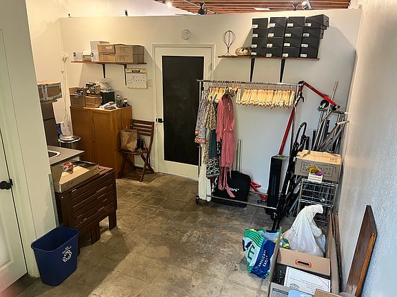 5th image of 2066 Montrose Ave