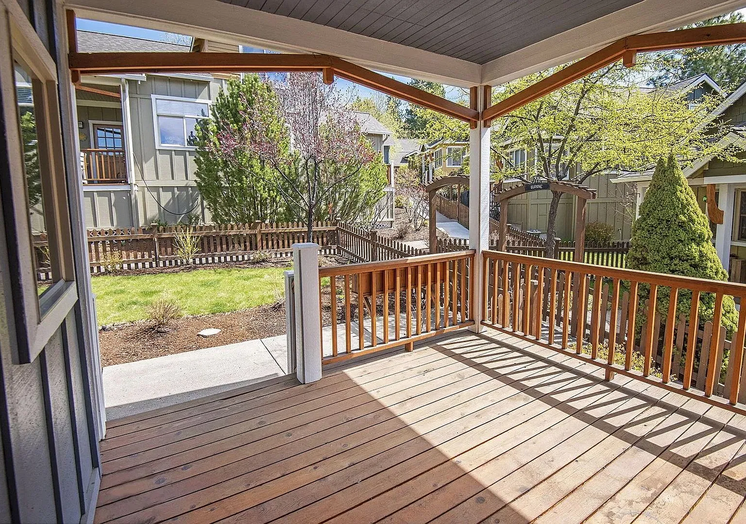 Cozy 1 Bed with Large Loft and Fenced Yard — Photo 3