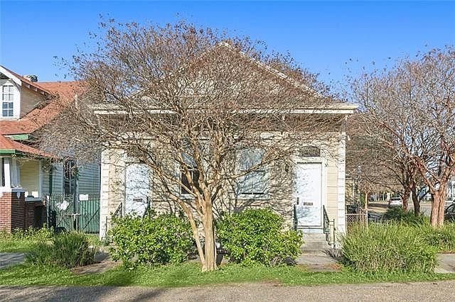 1st image of 2225 Barracks St