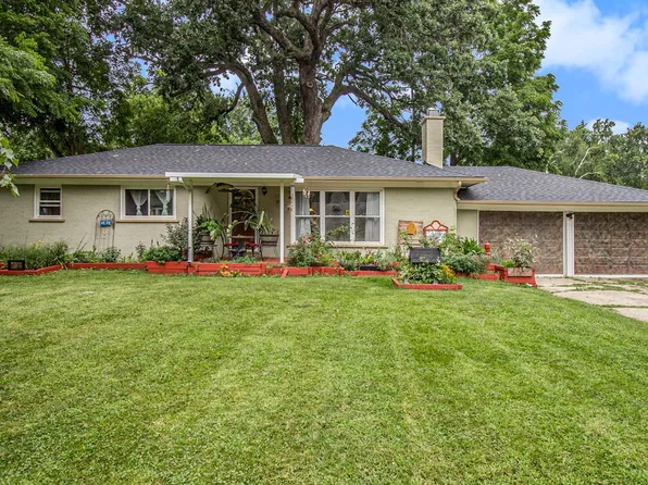 61722 Fairland Dr, South Lyon, MI 48178