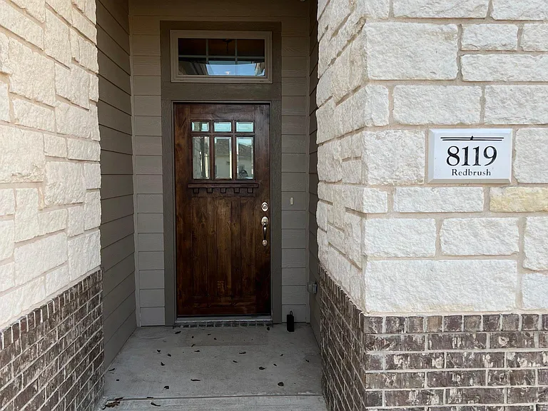 8119 Redbrush — Photo 3