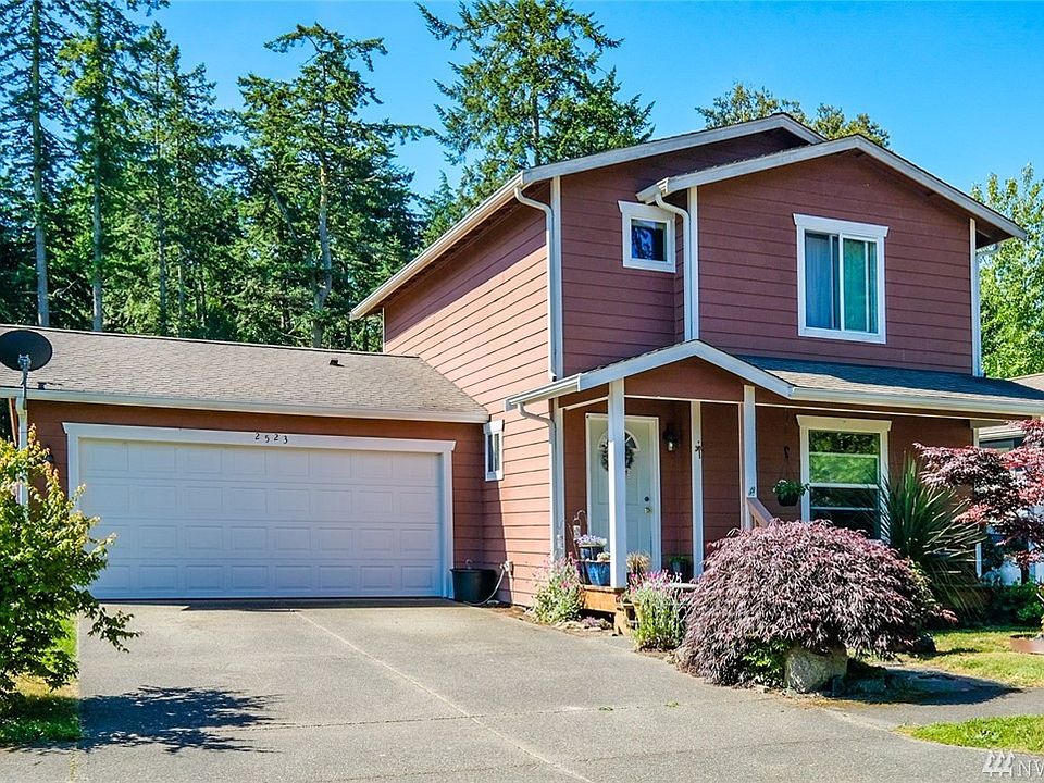 Solid NW contemporary home with pleasant curb appeal.