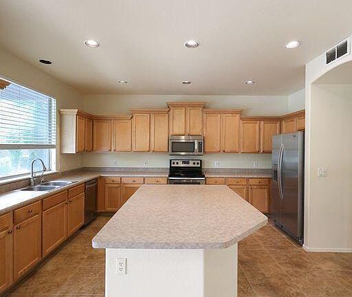 5th image of 4430 E DES MOINES Street