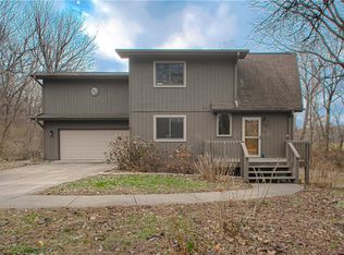 303 Hillcrest Dr, Smithville, MO 64089