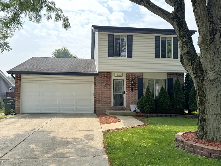 1142 Greensfield Dr — Photo 1