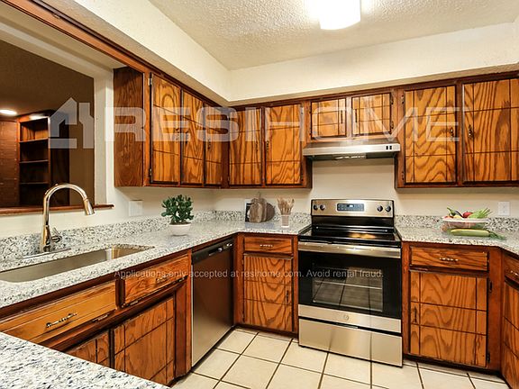 3rd image of 914 W Ridgecrest Way