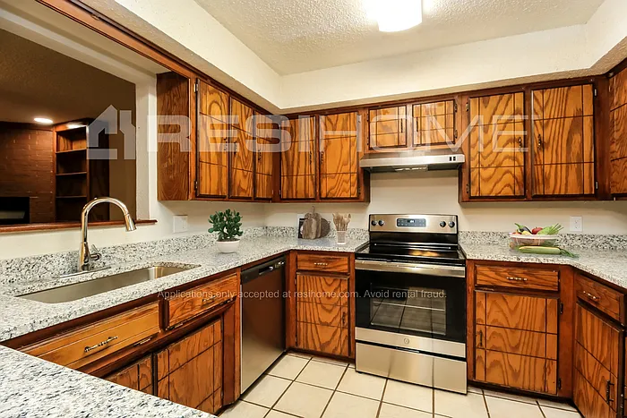 914 W Ridgecrest Way — Photo 3