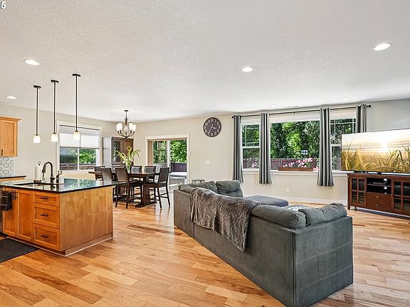 3rd image of 28611 Greenway Dr