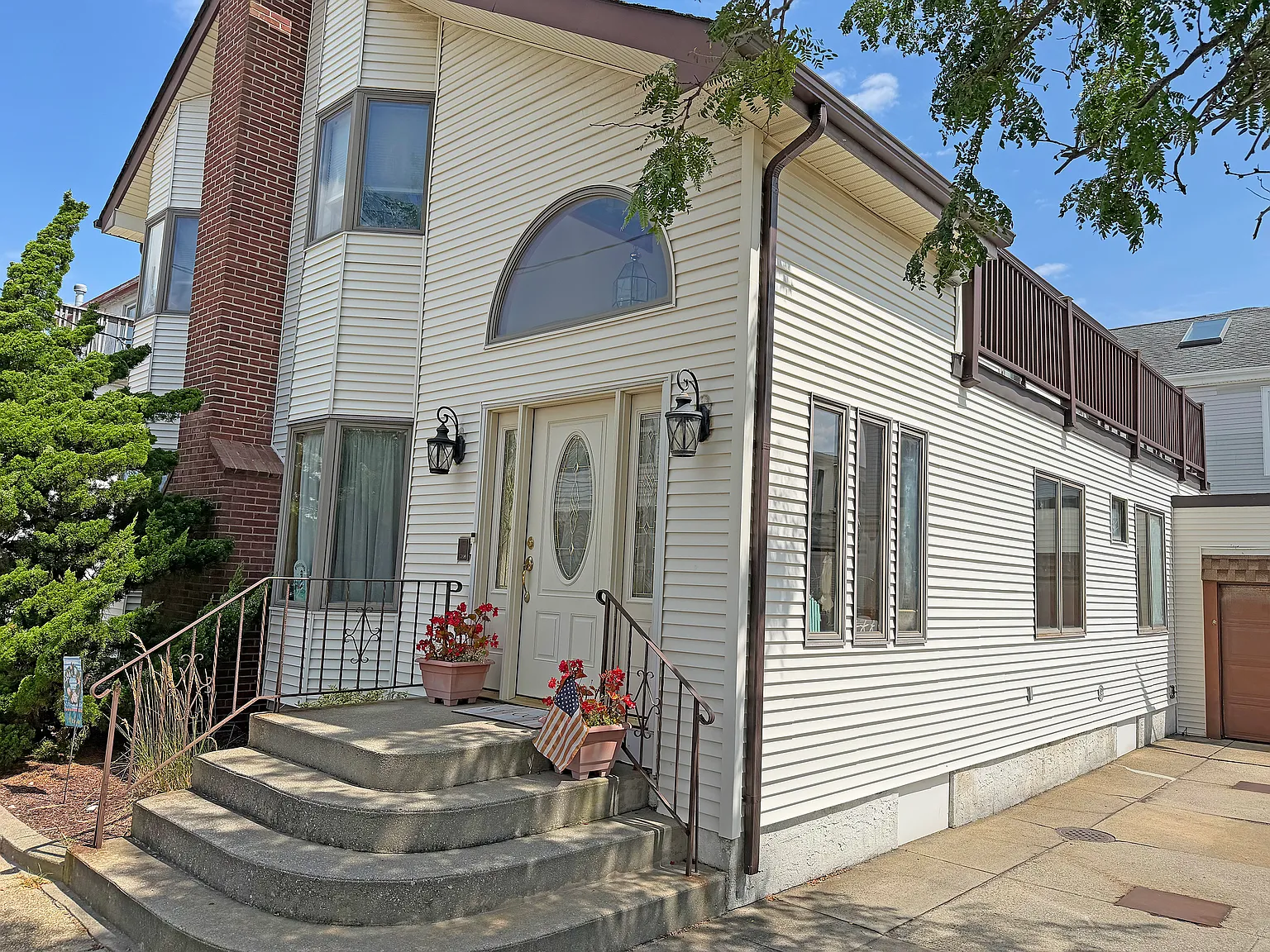 4 bed, 2330 sqft, $4,400 — Photo 1