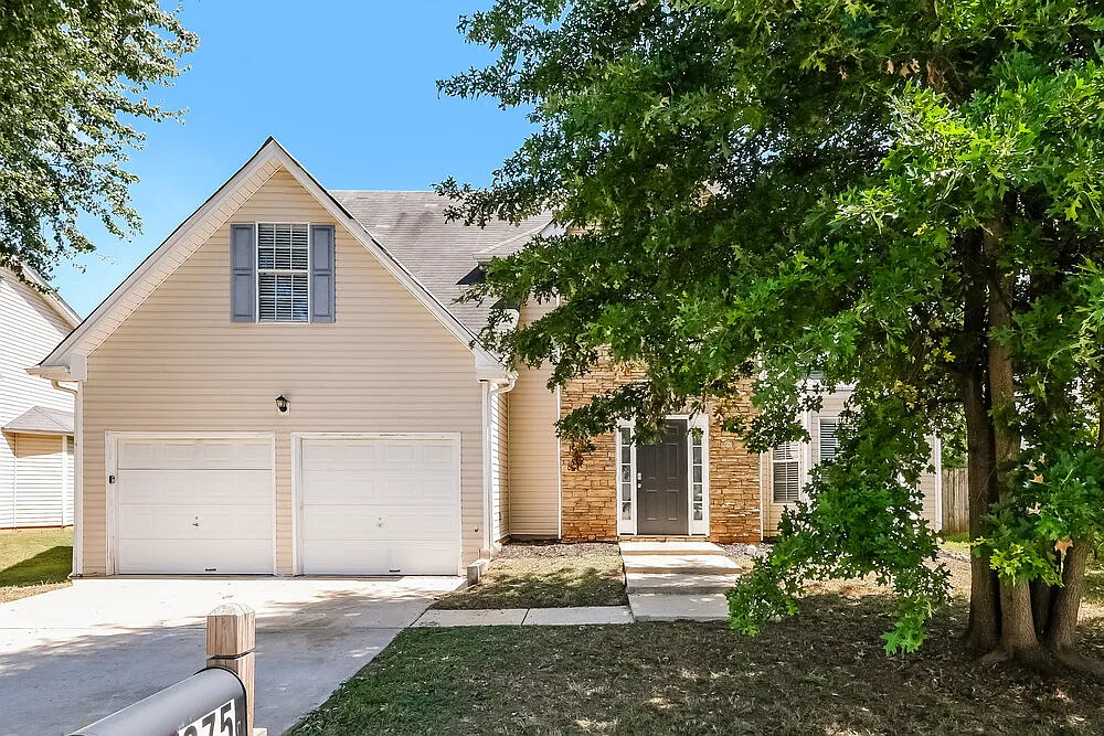 4 bed, 2.5 bath, 2704 sqft, $2,145 — Photo 1
